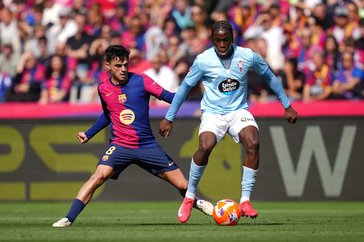 Ilaix Moriba competing for the ball in his Celta Vigo jersey.